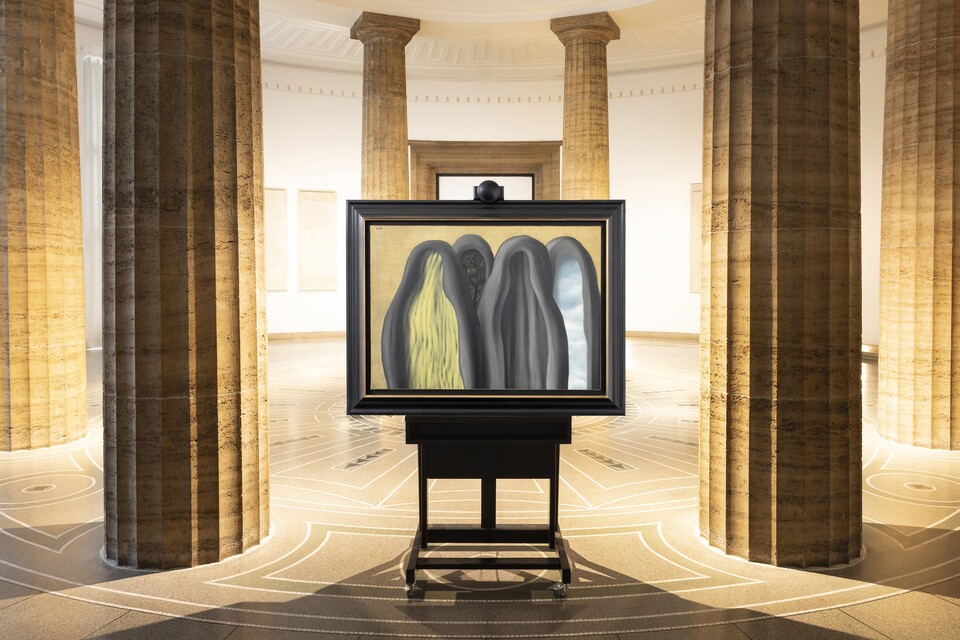 Das Gemälde Le Palais de Rideaux, 1928 von René Magritte (1898–1967) inszeniert fotografiert in zwei verschiedenen Kontexten der Ausstellung ‚Rendezvous der Träume. Surrealismus und deutsche Romantik‘ (bis 12. Oktober 2025). Das Gemälde Le Palais de Rideaux, 1928 von René Magritte (1898–1967) inszeniert fotografiert in zwei verschiedenen Kontexten der Ausstellung ‚Rendezvous der Träume. Surrealismus und deutsche Romantik‘ (bis 12. Oktober 2025).