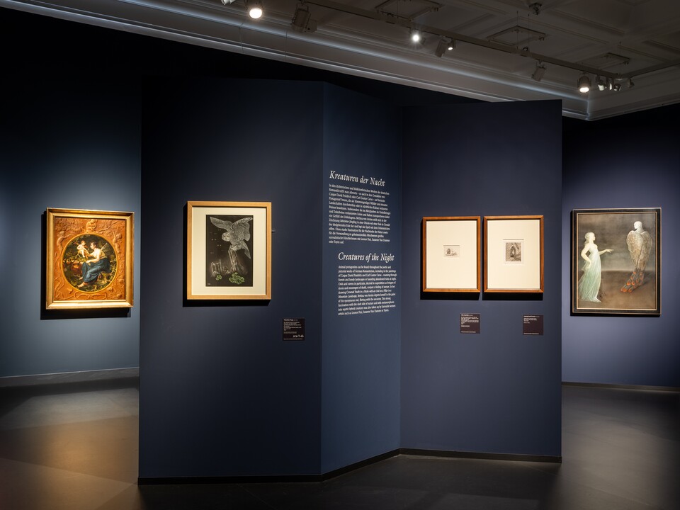 Installationsansicht »Rendezvous der Träume. Surrealismus und deutsche Romantik«, Hamburger Kunsthalle 2025, Foto: Fred Dott