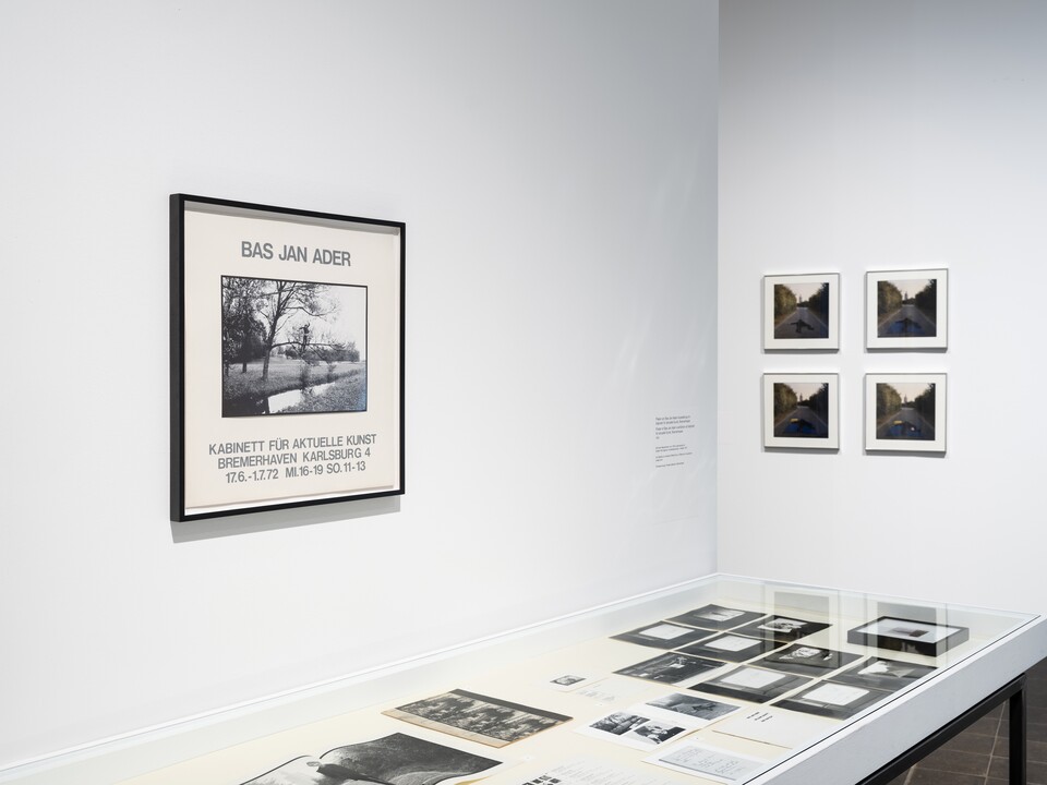 Ausstellungsansicht BAS JAN ADER. I’m searching…, Hamburger Kunsthalle, 2025 © The Estate of Bas Jan Ader / Mary Sue Ader Andersen / VG Bild-Kunst, Bonn 2025. Courtesy of Meliksetian | Briggs, Dallas, Foto: Fred Dott