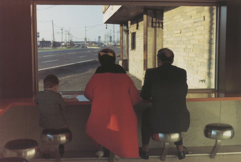 Dan Graham (1942 - 2022), Homes For America, Highway Restaurant, Family Group, 1966-74/1989, Offset , ©1989 Estate of Dan Graham. All rights reserved Dan Graham (1942 - 2022, Homes For America, Highway Restaurant, Family Group, 1966-74/1989 , Offset 1990-182-6, ©1989 Estate of Dan Graham. All rights reserved