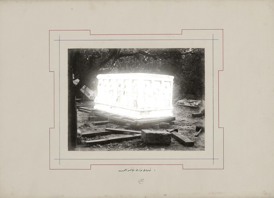 Akram Zaatari (*1966) Aus der Serie: An Extraordinary Event, 2018 Inkjet Print, in 8 Teilen, 44,6 x 35,7 x 3,5 cm Fotos basieren auf dem Abdul-Hamid-Album #91533 Courtesy of Rare Books Library, Istanbul University © Akram Zaatari