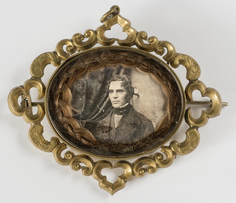Englisch (Norwich) Mr. Crowe, um 1845 Daguerreotypie, umrahmt von geflochtenem Haar, auf Brosche, 5,5 x 6,5 cm Sammlung Gummersbach © Foto: Jakob Schnetz