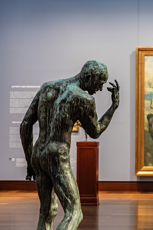 Sammlungsraum Impressionismus mit einer Skuptur, Hamburger Kunsthalle, Foto: Fred Dott