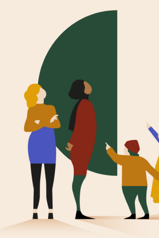 Drei Menschen unterschiedlicher Generationen betrachten gemeinsam ein Kunstwerk in einem Museum