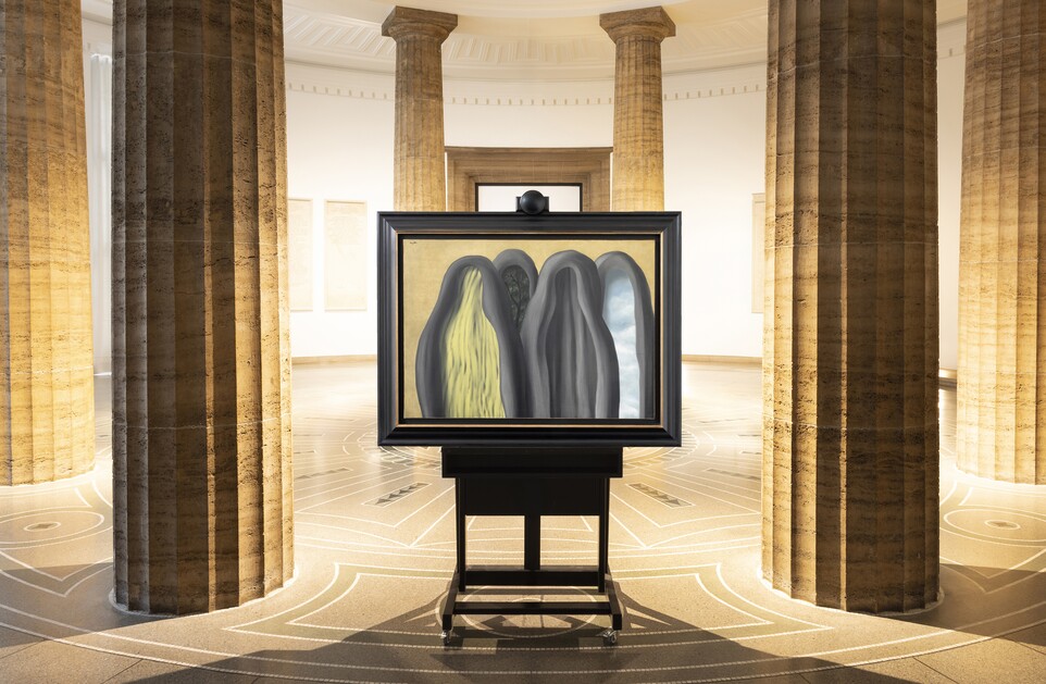 Das Gemälde Le Palais de Rideaux, 1928 von René Magritte (1898–1967) inszeniert fotografiert in zwei verschiedenen Kontexten der Ausstellung ‚Rendezvous der Träume. Surrealismus und deutsche Romantik‘ (bis 12. Oktober 2025). Das Gemälde Le Palais de Rideaux, 1928 von René Magritte (1898–1967) inszeniert fotografiert in zwei verschiedenen Kontexten der Ausstellung ‚Rendezvous der Träume. Surrealismus und deutsche Romantik‘ (bis 12. Oktober 2025).