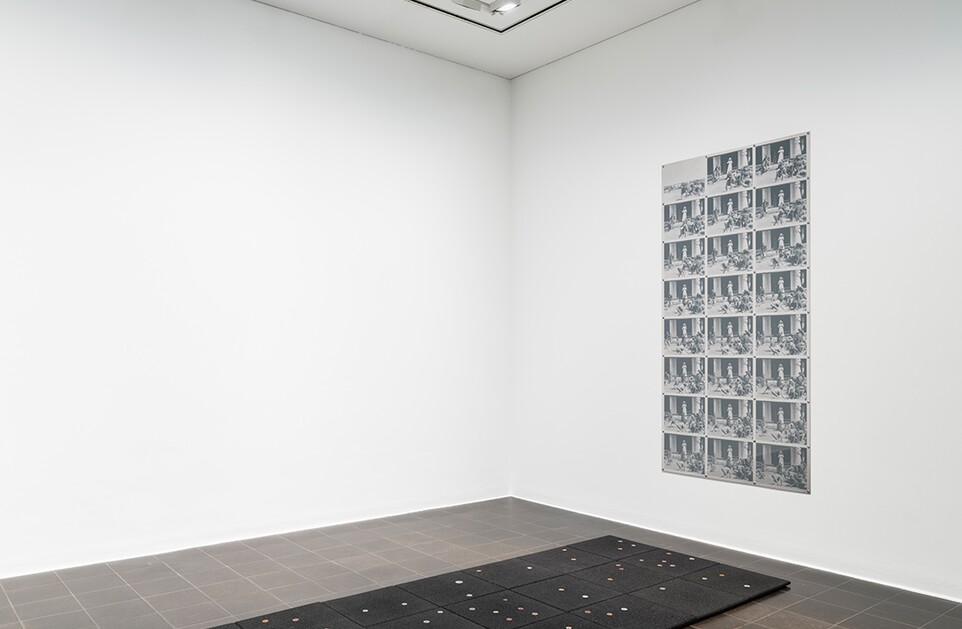 Installationsansicht »Isa Mona Lisa«, Hamburger Kunsthalle, 2025, mit Werken von Sung Tieu, Foto: Fred Dott