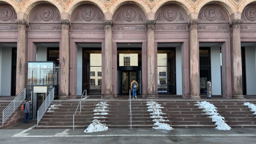 Stille Stunde in der Hamburger Kunsthalle, Haupteingang