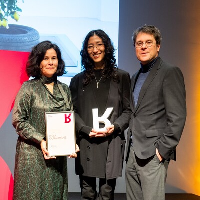 Preisverleihung Rosa-Schapire-Kunstpreis 2024 (v. l. n. r.), Ausschnitt:  Dr. Corinne Diserens und  Dr. Brigitte Kölle (beide Hamburger  Kunsthalle), Dr. Ekkehard Nümann  (Freunde der Hamburger  Kunsthalle), Yasmil Raymond  (Jurorin), Lydia Ourahmane  (Preisträgerin) und Prof. Dr.  Alexander Klar (Hamburger  Kunsthalle)  Foto: Romanus Fuhrmann